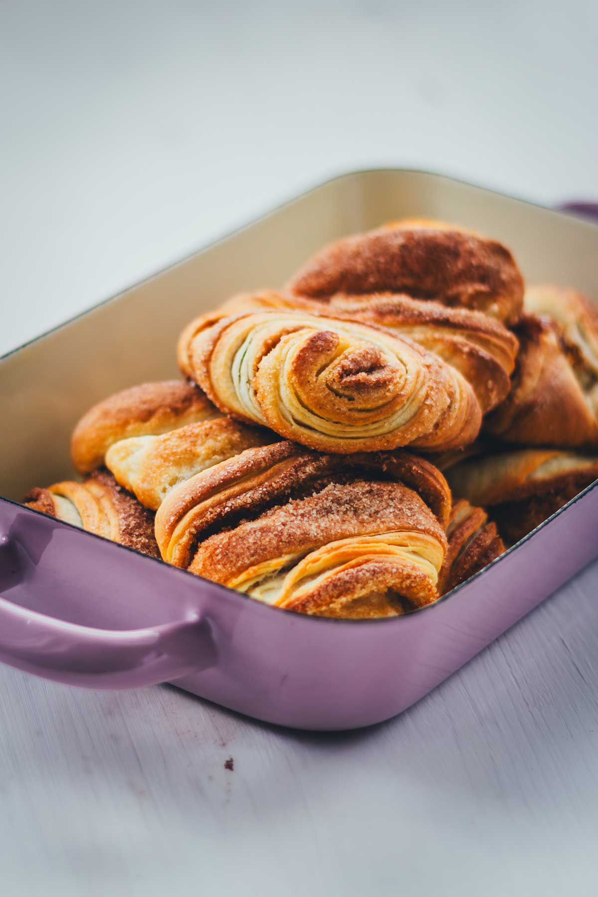 Franzbrötchen sind diese leckeren, süßen, buttrigen Teilchen mit ihrer Zimt-Zucker-Füllung aus Hamburg. Sie lassen sich recht einfach selbst zubereiten und schnell backen und sind perfekt für alle, die etwas Besonderes zum Kaffee oder Frühstück möchten. Hier gibt es das Rezept, um sie zu Hause zu genießen! | moeyskitchen.com