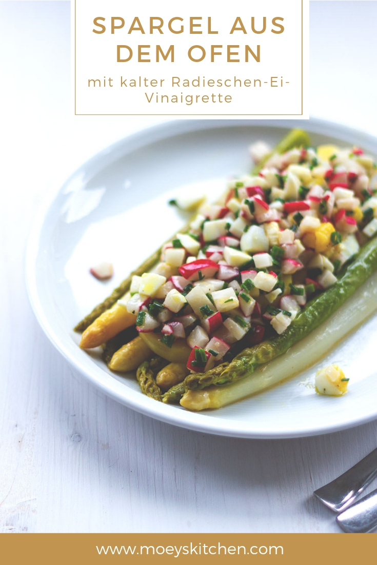 Zweierlei Spargel aus dem Ofen | Spargel im Bratschlauch im Ofen gegart | serviert mit kalter Radieschen-Ei-Vinaigrette | moeyskitchen.com #spargel #ofen #dämpfen #vinaigrette #radieschen #ei #rezepte #foodblogger