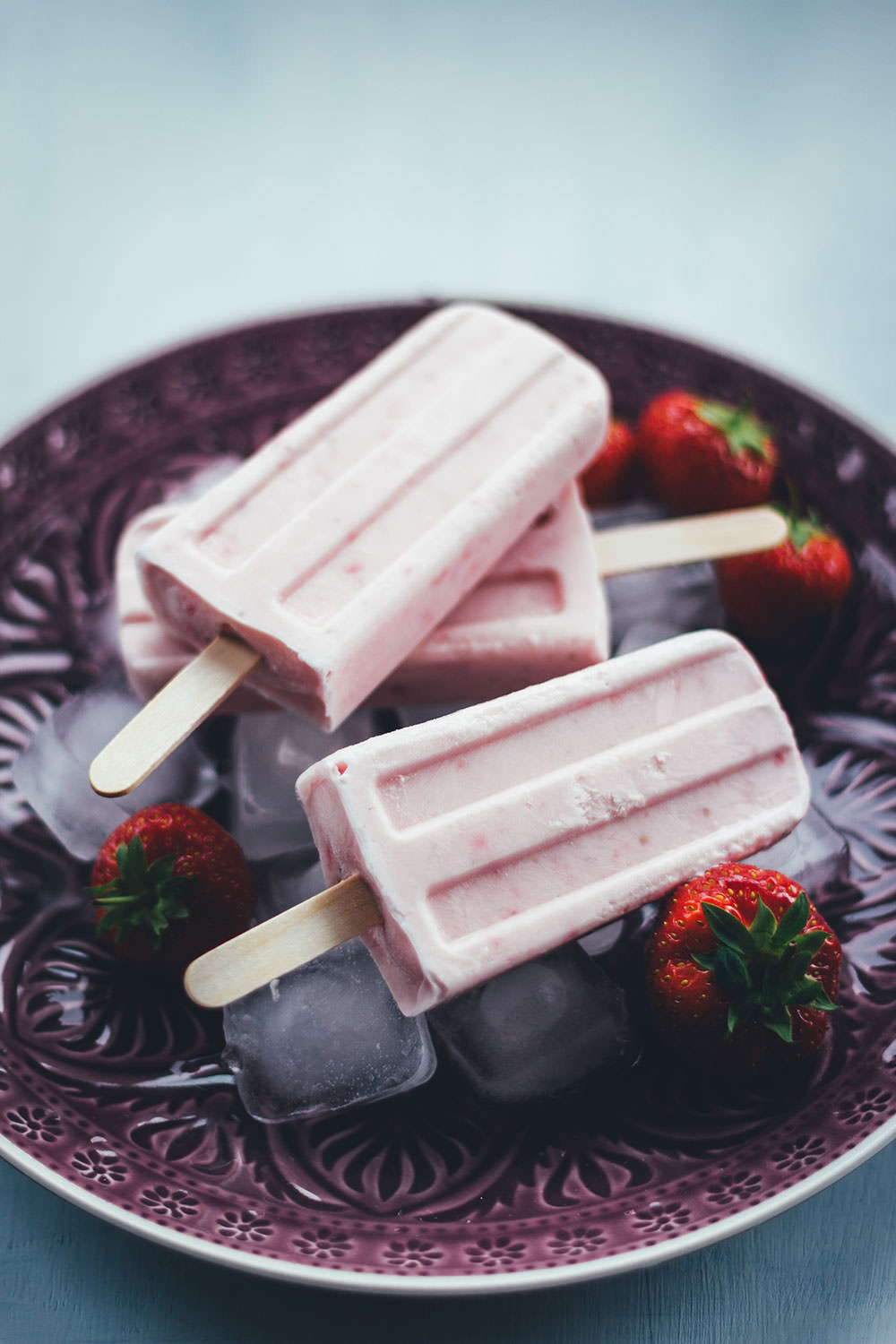 Rezept für Strawberry Cheesecake Popsicles | leckeres Erdbeereis am Stiel mit Frischkäse | blitzschnell zusammengerührt und ohne Eismaschine | moeyskitchen.com #popsicles #eis #eisamstiel #eiscreme #icecream #erdbeeren #erdbeereis #foodblogger #rezepte