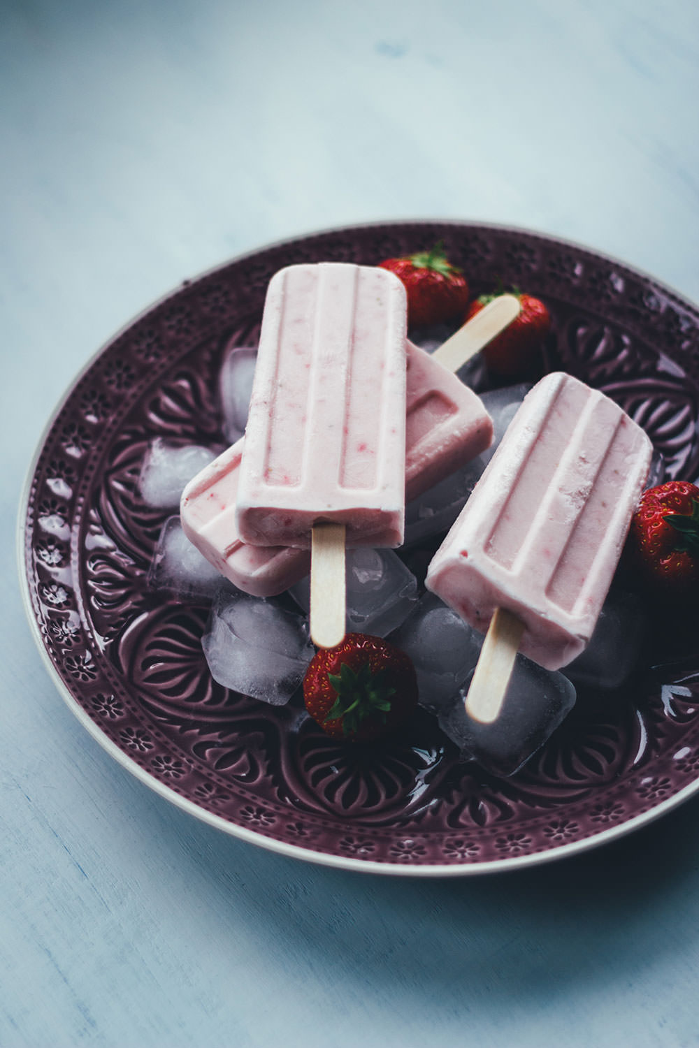 Rezept für Strawberry Cheesecake Popsicles | leckeres Erdbeereis am Stiel mit Frischkäse | blitzschnell zusammengerührt und ohne Eismaschine | moeyskitchen.com #popsicles #eis #eisamstiel #eiscreme #icecream #erdbeeren #erdbeereis #foodblogger #rezepte