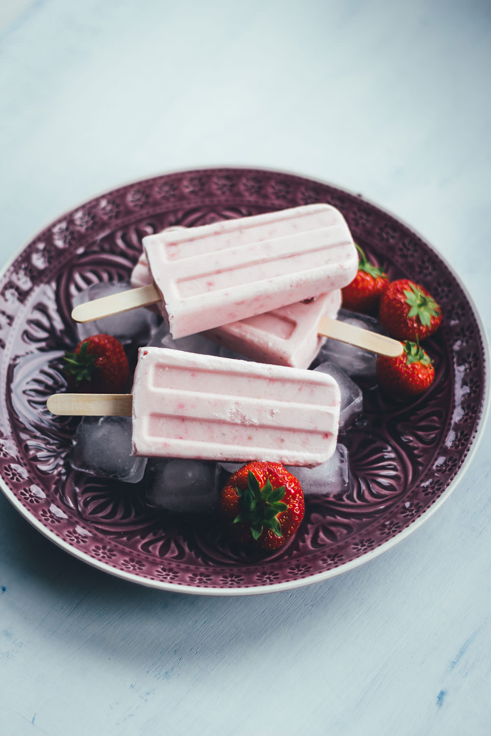 Rezept für Strawberry Cheesecake Popsicles | leckeres Erdbeereis am Stiel mit Frischkäse | blitzschnell zusammengerührt und ohne Eismaschine | moeyskitchen.com #popsicles #eis #eisamstiel #eiscreme #icecream #erdbeeren #erdbeereis #foodblogger #rezepte