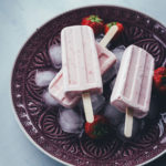 Rezept für Strawberry Cheesecake Popsicles | leckeres Erdbeereis am Stiel mit Frischkäse | blitzschnell zusammengerührt und ohne Eismaschine | moeyskitchen.com #popsicles #eis #eisamstiel #eiscreme #icecream #erdbeeren #erdbeereis #foodblogger #rezepte