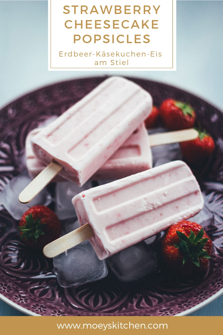 Rezept für Strawberry Cheesecake Popsicles | leckeres Erdbeereis am Stiel mit Frischkäse | blitzschnell zusammengerührt und ohne Eismaschine | moeyskitchen.com #popsicles #eis #eisamstiel #eiscreme #icecream #erdbeeren #erdbeereis #foodblogger #rezepte