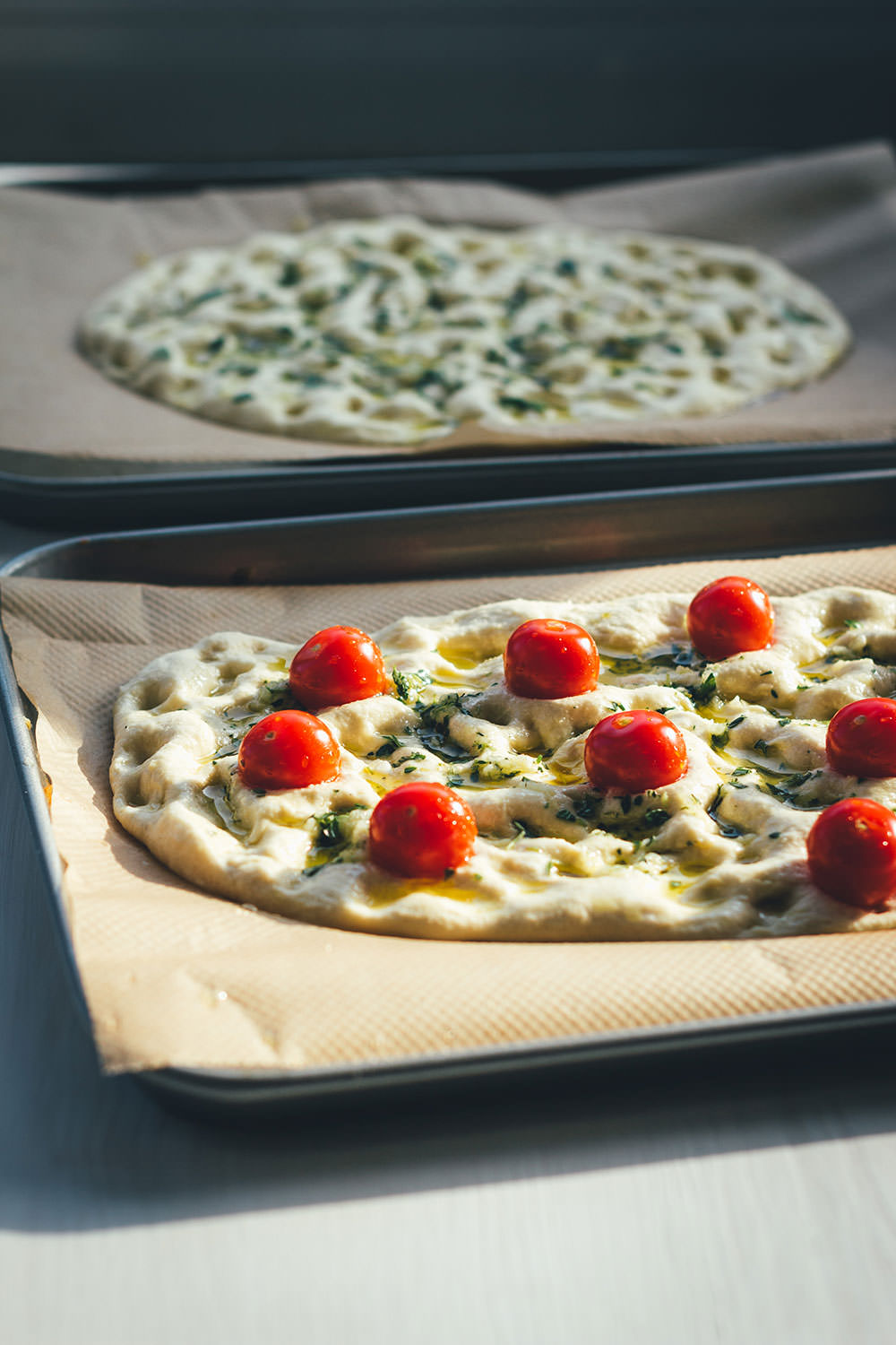 Rezept für selbst gebackene Focaccia | leckeres italienisches Fladenbrot in zwei Varianten: Einmal mit Rosmarin und einmal mit Cherrytomaten und Thymian | perfekt als Beilage zum Grillen | moeyskitchen.com #focaccia #brotbacken #italienischeküche #brot #italienischkochen #tomaten #backen #foodblogger #rezepte #fladenbrot