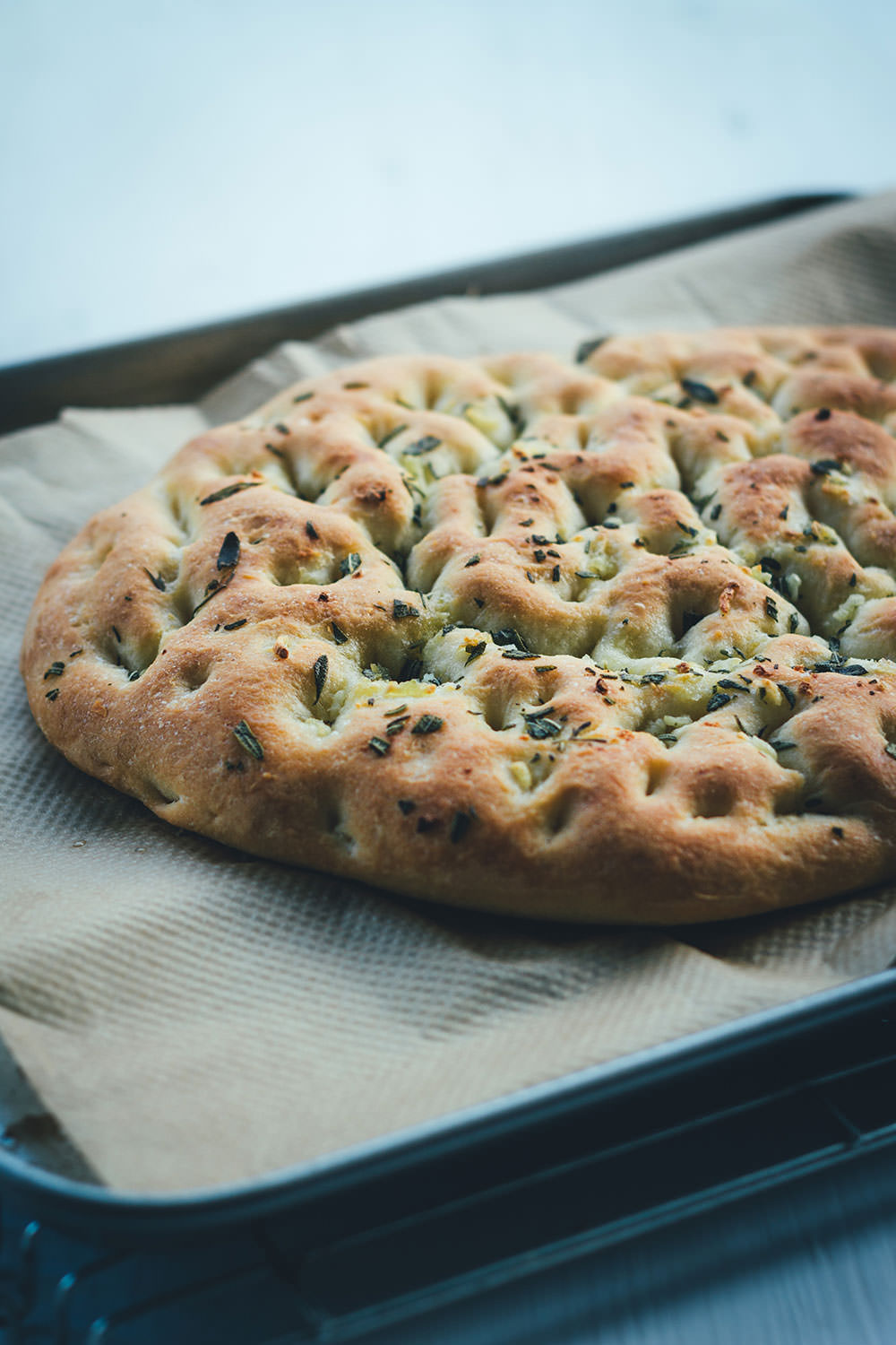 Rezept für selbst gebackene Focaccia | leckeres italienisches Fladenbrot in zwei Varianten: Einmal mit Rosmarin und einmal mit Cherrytomaten und Thymian | perfekt als Beilage zum Grillen | moeyskitchen.com #focaccia #brotbacken #italienischeküche #brot #italienischkochen #tomaten #backen #foodblogger #rezepte #fladenbrot