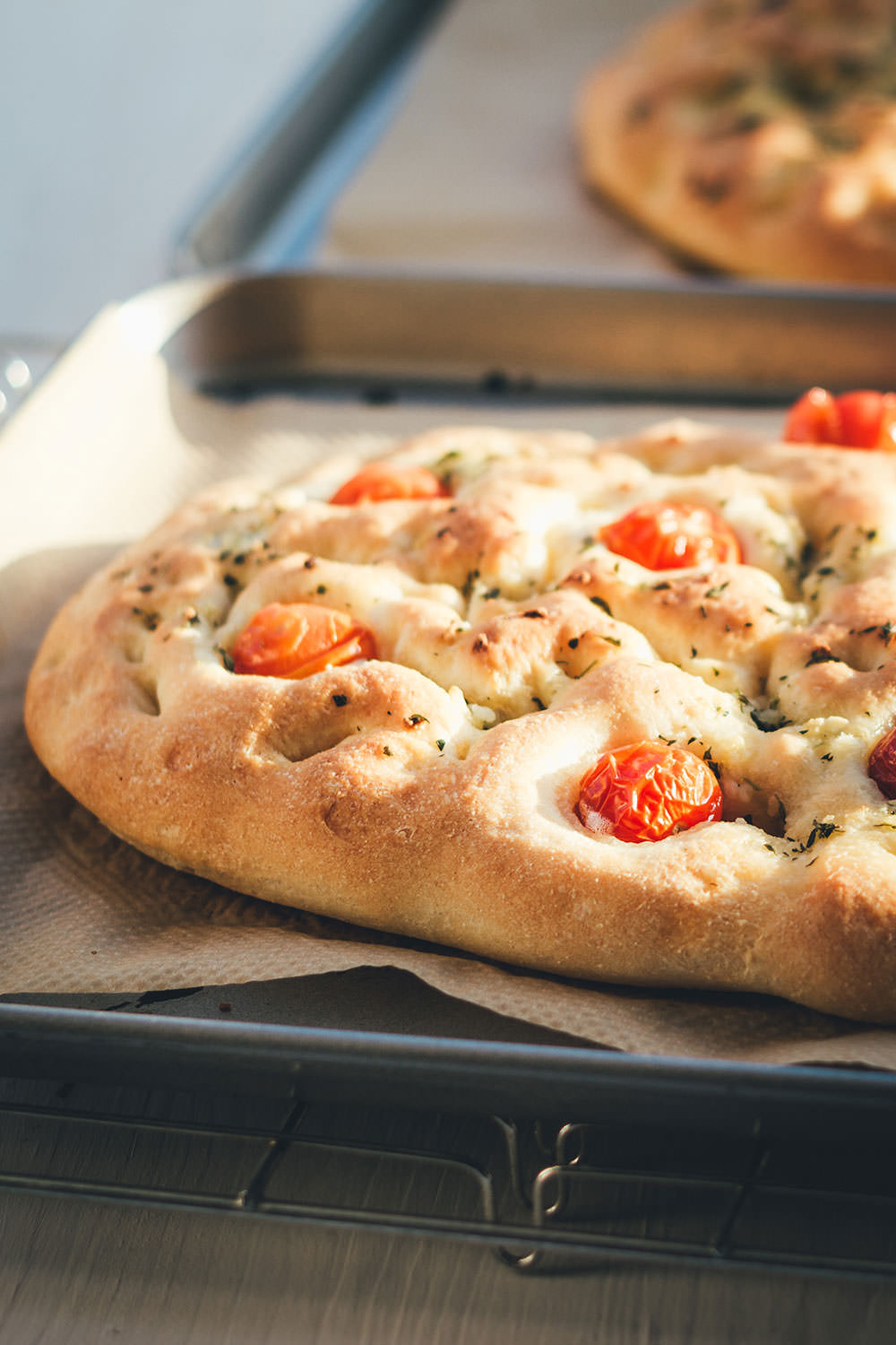 Rezept für selbst gebackene Focaccia | leckeres italienisches Fladenbrot in zwei Varianten: Einmal mit Rosmarin und einmal mit Cherrytomaten und Thymian | perfekt als Beilage zum Grillen | moeyskitchen.com #focaccia #brotbacken #italienischeküche #brot #italienischkochen #tomaten #backen #foodblogger #rezepte #fladenbrot