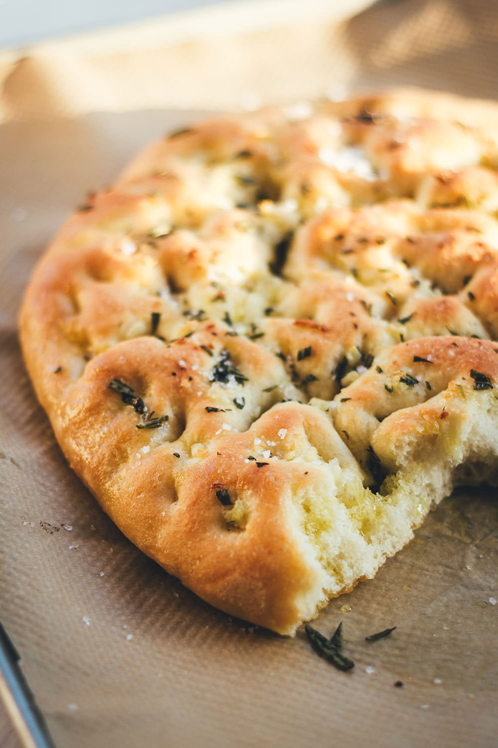 Rezept für selbst gebackene Focaccia | leckeres italienisches Fladenbrot in zwei Varianten: Einmal mit Rosmarin und einmal mit Cherrytomaten und Thymian | perfekt als Beilage zum Grillen | moeyskitchen.com #focaccia #brotbacken #italienischeküche #brot #italienischkochen #tomaten #backen #foodblogger #rezepte #fladenbrot