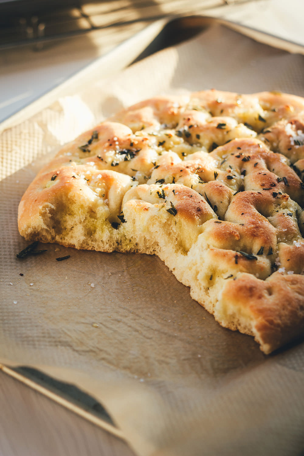 Rezept für selbst gebackene Focaccia | leckeres italienisches Fladenbrot in zwei Varianten: Einmal mit Rosmarin und einmal mit Cherrytomaten und Thymian | perfekt als Beilage zum Grillen | moeyskitchen.com #focaccia #brotbacken #italienischeküche #brot #italienischkochen #tomaten #backen #foodblogger #rezepte #fladenbrot
