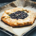 Rezept für sommerliche Blaubeer-Galette | schnelle und einfache Crostata mit Blaubeeren | moeyskitchen.com #blaubeeren #heidelbeeren #blueberries #crostata #galette #tarte #backen #rezepte #foodblogger #sommerrezept