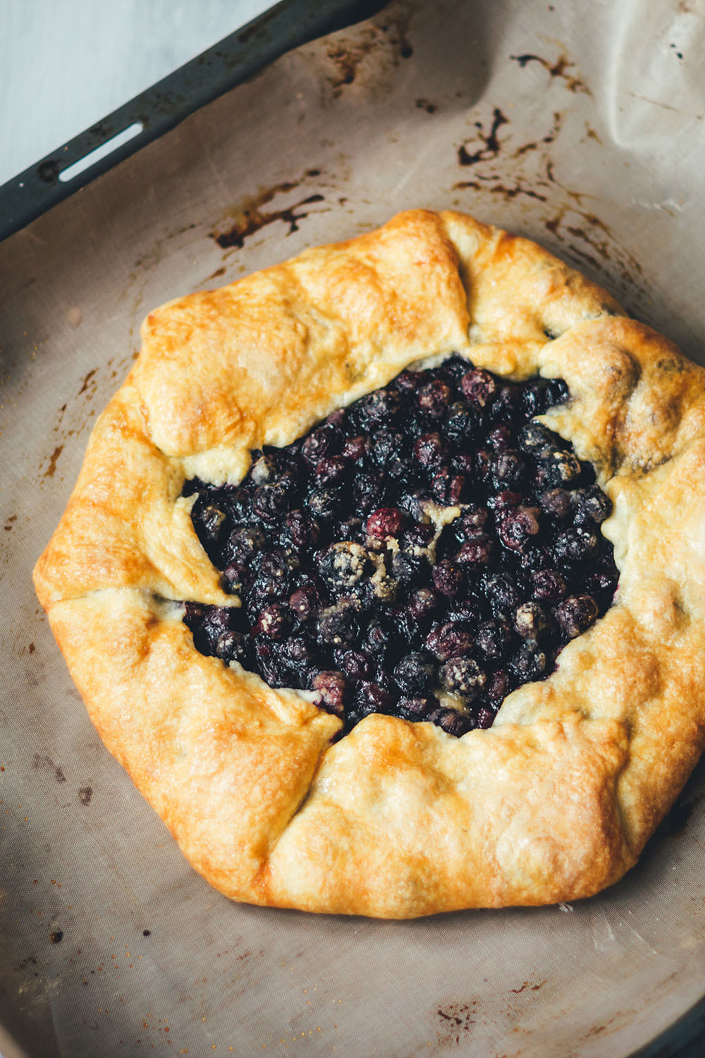 Rezept für sommerliche Blaubeer-Galette | schnelle und einfache Crostata mit Blaubeeren | moeyskitchen.com #blaubeeren #heidelbeeren #blueberries #crostata #galette #tarte #backen #rezepte #foodblogger #sommerrezept