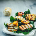 Rezept für fantastischen Sommersalat: Würziger Rucola trifft auf knusprigen Halloumi und süße Pfirsiche vom Grill | moeyskitchen.com #sommersalat #salat #rezepte #halloumi #pfirsiche #rucola #foodblogger #sommer