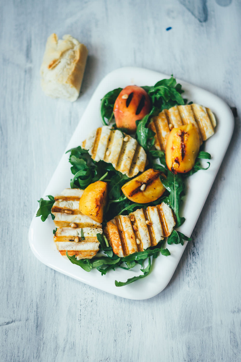 Rezept für fantastischen Sommersalat: Würziger Rucola trifft auf knusprigen Halloumi und süße Pfirsiche vom Grill | moeyskitchen.com #sommersalat #salat #rezepte #halloumi #pfirsiche #rucola #foodblogger #sommer