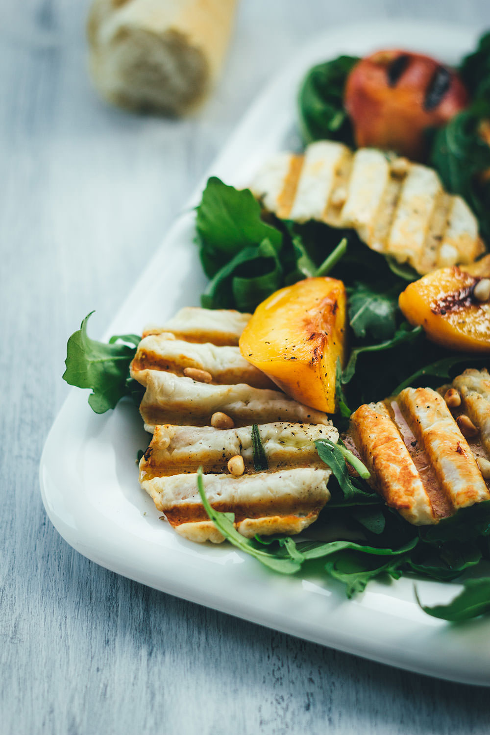 Rezept für fantastischen Sommersalat: Würziger Rucola trifft auf knusprigen Halloumi und süße Pfirsiche vom Grill | moeyskitchen.com #sommersalat #salat #rezepte #halloumi #pfirsiche #rucola #foodblogger #sommer