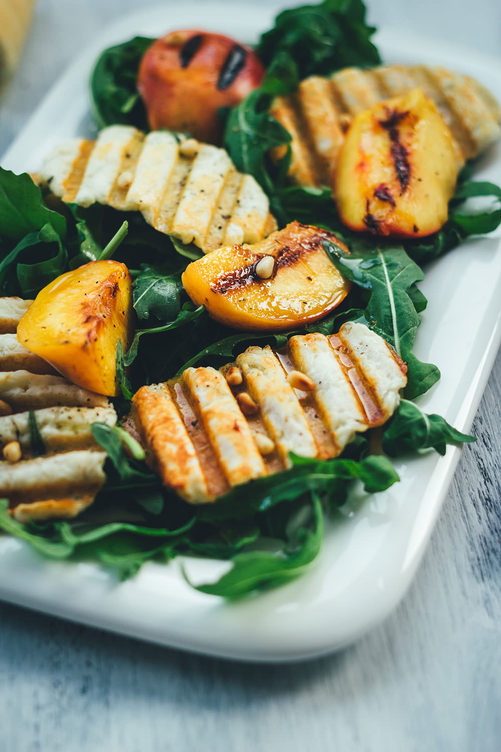Rezept für fantastischen Sommersalat: Würziger Rucola trifft auf knusprigen Halloumi und süße Pfirsiche vom Grill | moeyskitchen.com #sommersalat #salat #rezepte #halloumi #pfirsiche #rucola #foodblogger #sommer