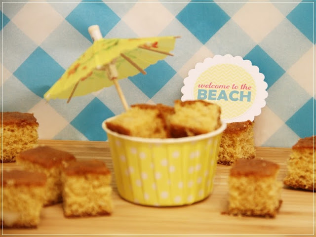 Rezept für Schokoladen-Macadamia-Blondies, sommerlich angerichtet