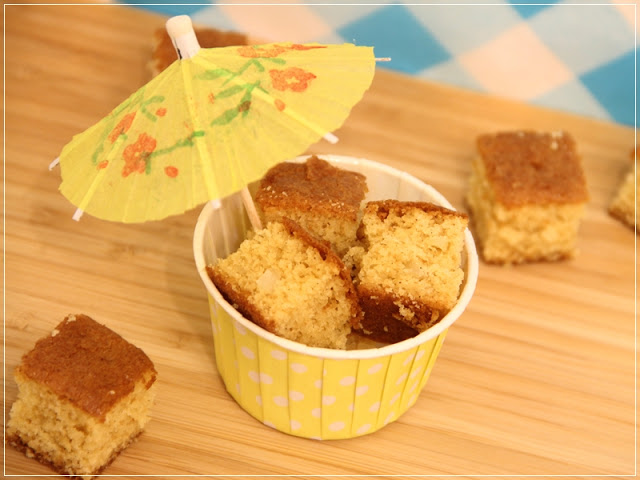 Rezept für Schokoladen-Macadamia-Blondies, sommerlich serviert
