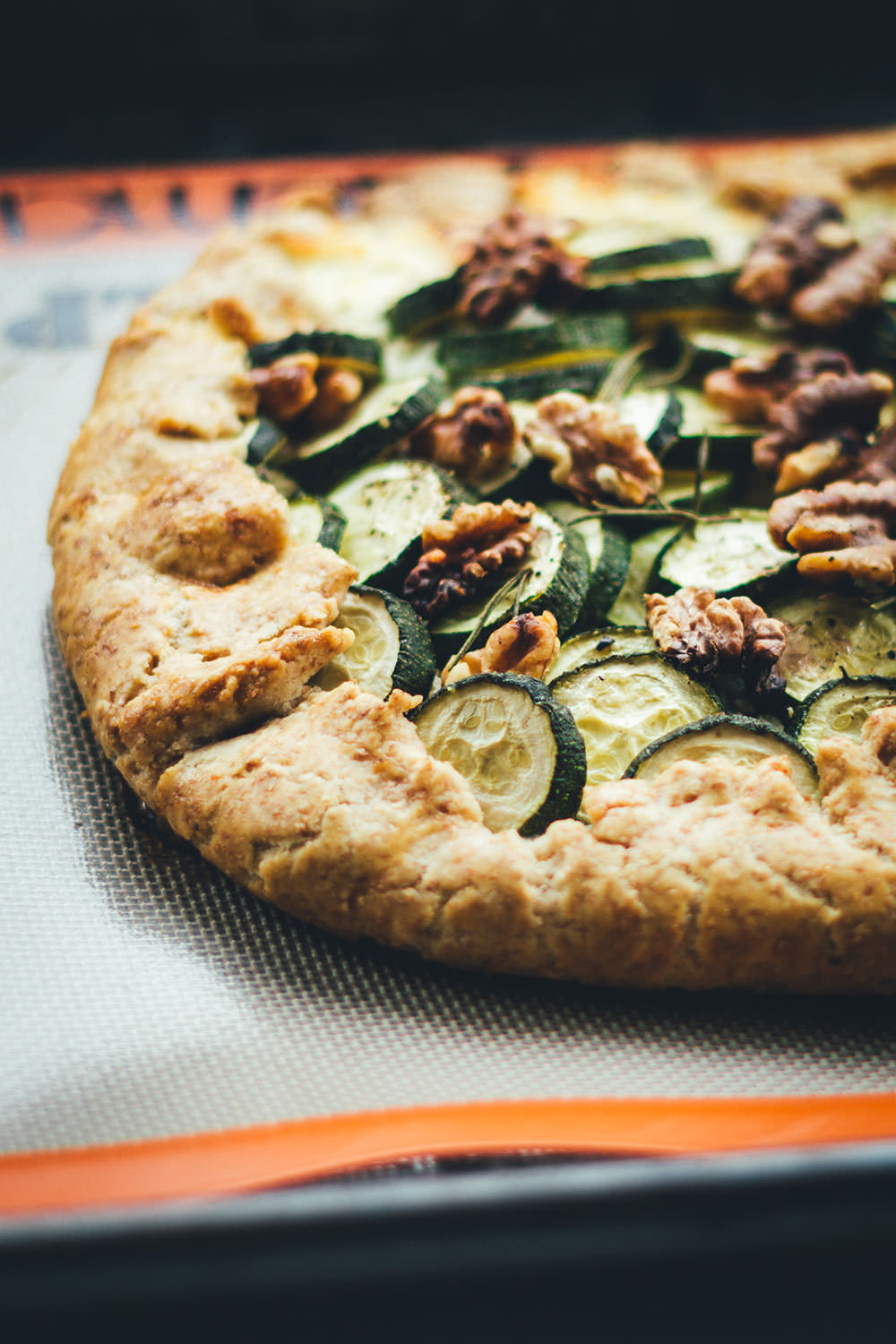 Rezept für spätsommerliche Zucchini-Galette | knusprige Tarte mit Zucchini, Ricotta, Büffelmozzarella und Walnüssen | moeyskitchen.com #galette #tarte #zucchini #courgette #büffelmozzarella #ricotta #vegetarisch #veggie #abendessen #dinner #feierabendküche #sommerküche #rezepte #foodblogger