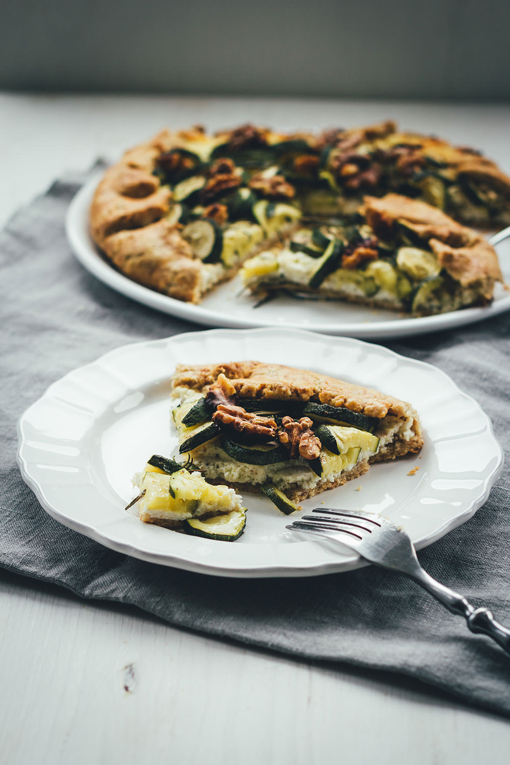 Rezept für spätsommerliche Zucchini-Galette | knusprige Tarte mit Zucchini, Ricotta, Büffelmozzarella und Walnüssen | moeyskitchen.com #galette #tarte #zucchini #courgette #büffelmozzarella #ricotta #vegetarisch #veggie #abendessen #dinner #feierabendküche #sommerküche #rezepte #foodblogger
