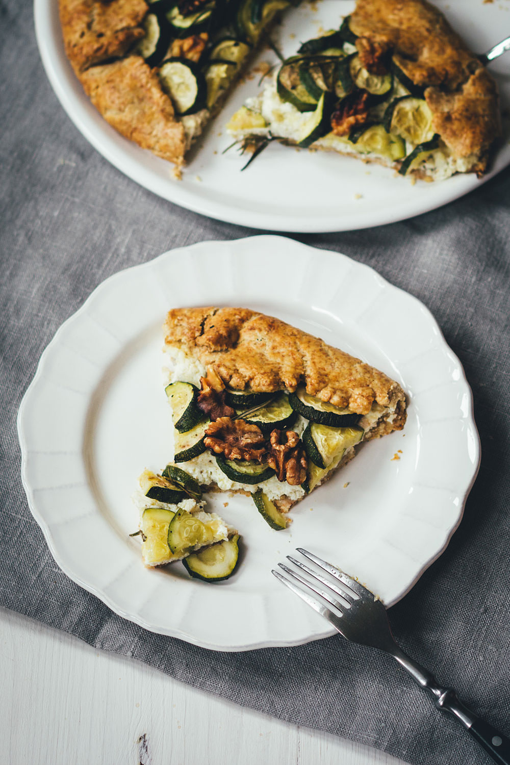 Rezept für spätsommerliche Zucchini-Galette | knusprige Tarte mit Zucchini, Ricotta, Büffelmozzarella und Walnüssen | moeyskitchen.com #galette #tarte #zucchini #courgette #büffelmozzarella #ricotta #vegetarisch #veggie #abendessen #dinner #feierabendküche #sommerküche #rezepte #foodblogger