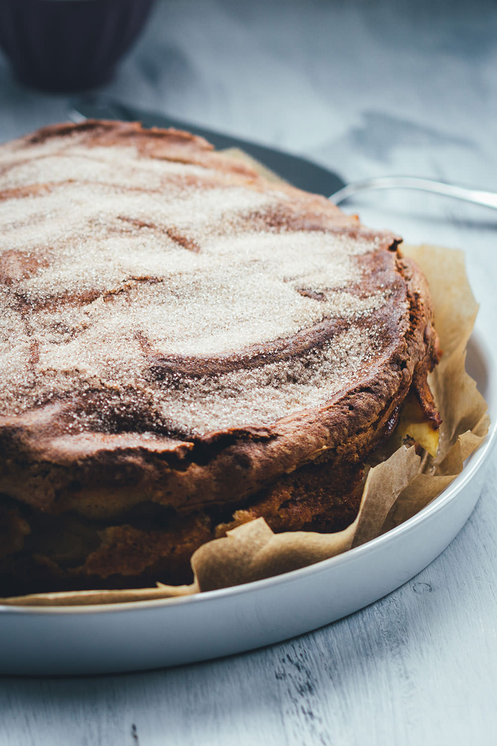 Rezept für saftigen Apfel-Schichtkuchen mit Crème fraîche und Zimt – nach einer Idee von Annik Wecker | moeyskitchen.com #apfelkuchen #äpfel #herbst #kuchen #kuchenbacken #rezepte #foodblogger #backen #backrezepte