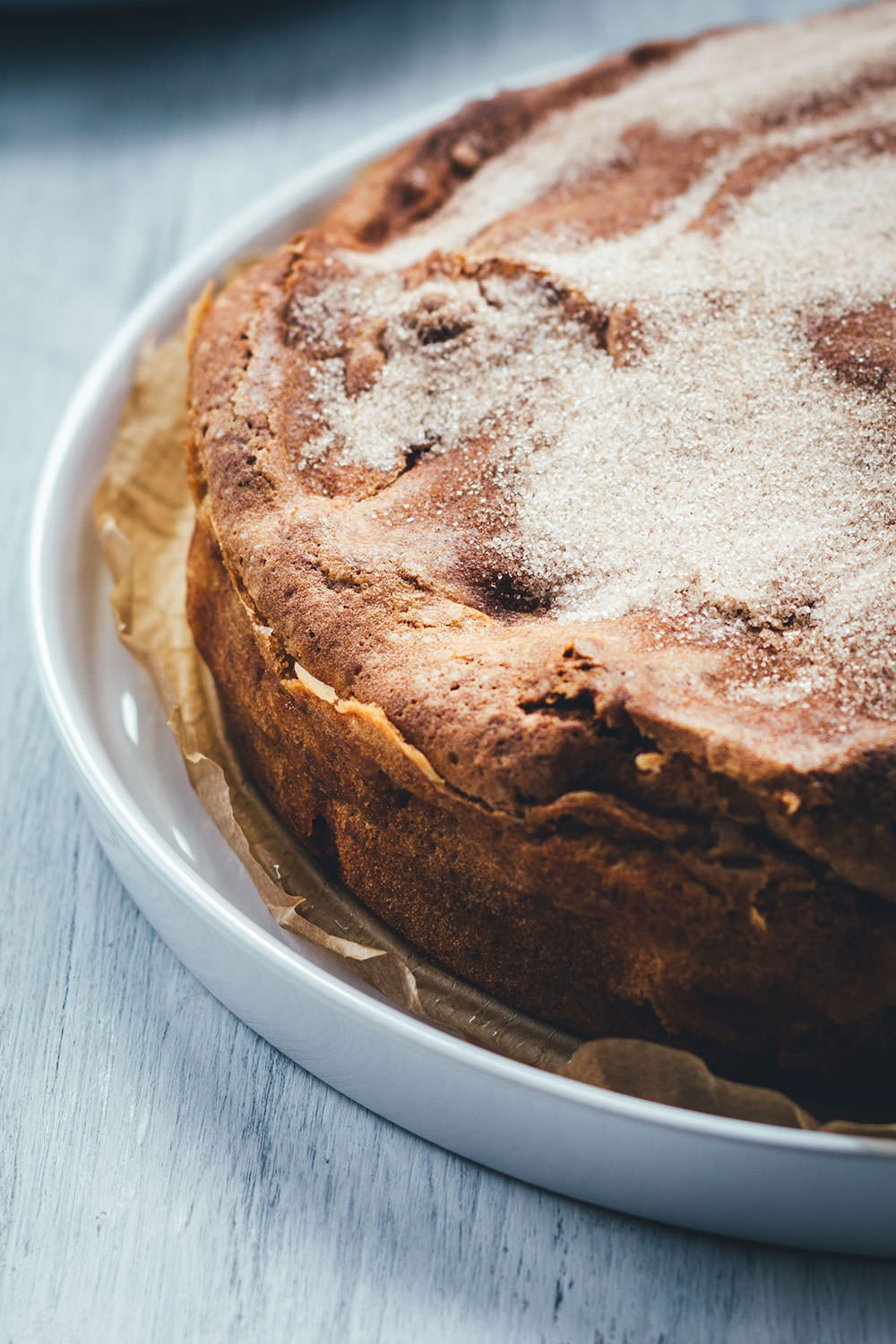 Rezept für saftigen Apfel-Schichtkuchen mit Crème fraîche und Zimt – nach einer Idee von Annik Wecker | moeyskitchen.com #apfelkuchen #äpfel #herbst #kuchen #kuchenbacken #rezepte #foodblogger #backen #backrezepte