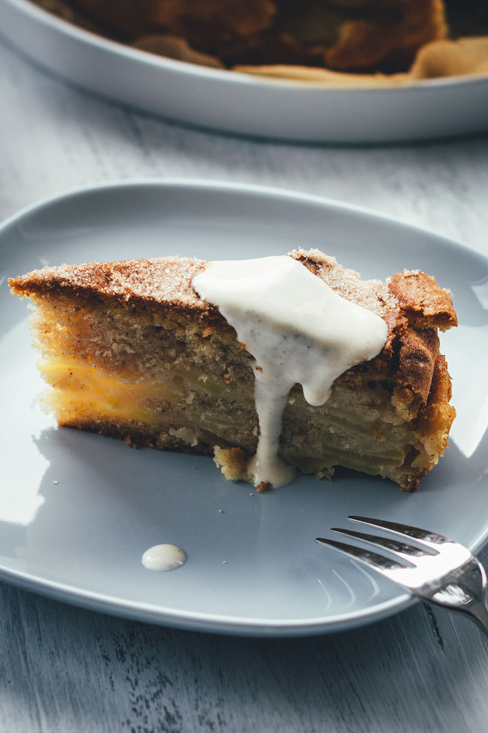 Rezept für saftigen Apfel-Schichtkuchen mit Crème fraîche und Zimt – nach einer Idee von Annik Wecker | moeyskitchen.com #apfelkuchen #äpfel #herbst #kuchen #kuchenbacken #rezepte #foodblogger #backen #backrezepte