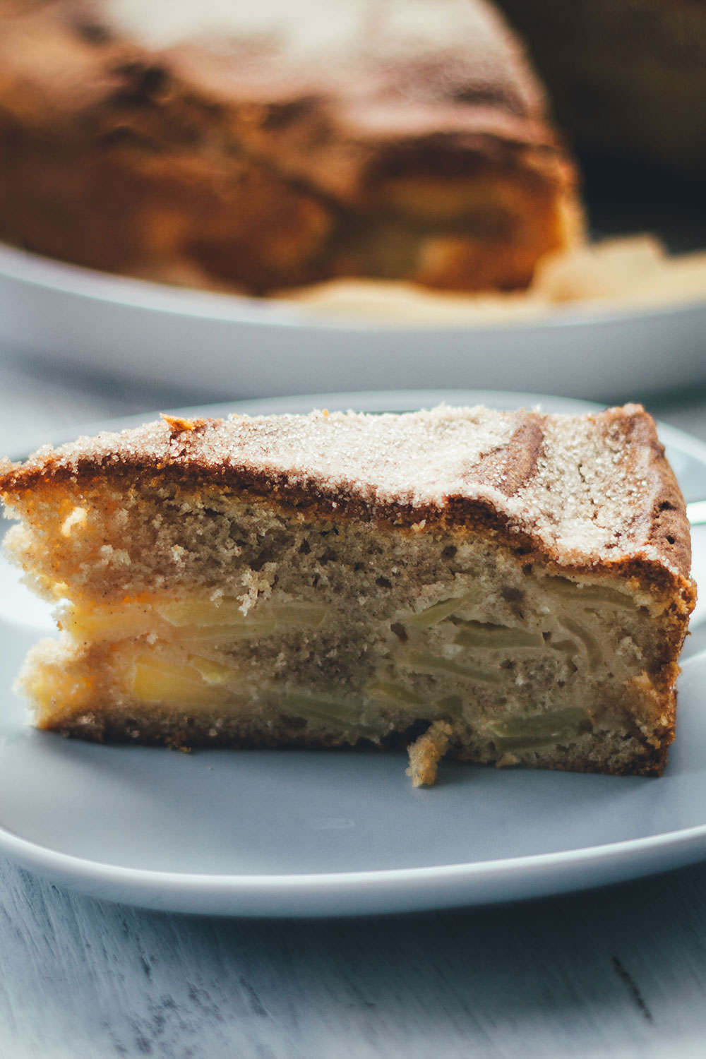 Rezept für saftigen Apfel-Schichtkuchen mit Crème fraîche und Zimt – nach einer Idee von Annik Wecker | moeyskitchen.com #apfelkuchen #äpfel #herbst #kuchen #kuchenbacken #rezepte #foodblogger #backen #backrezepte