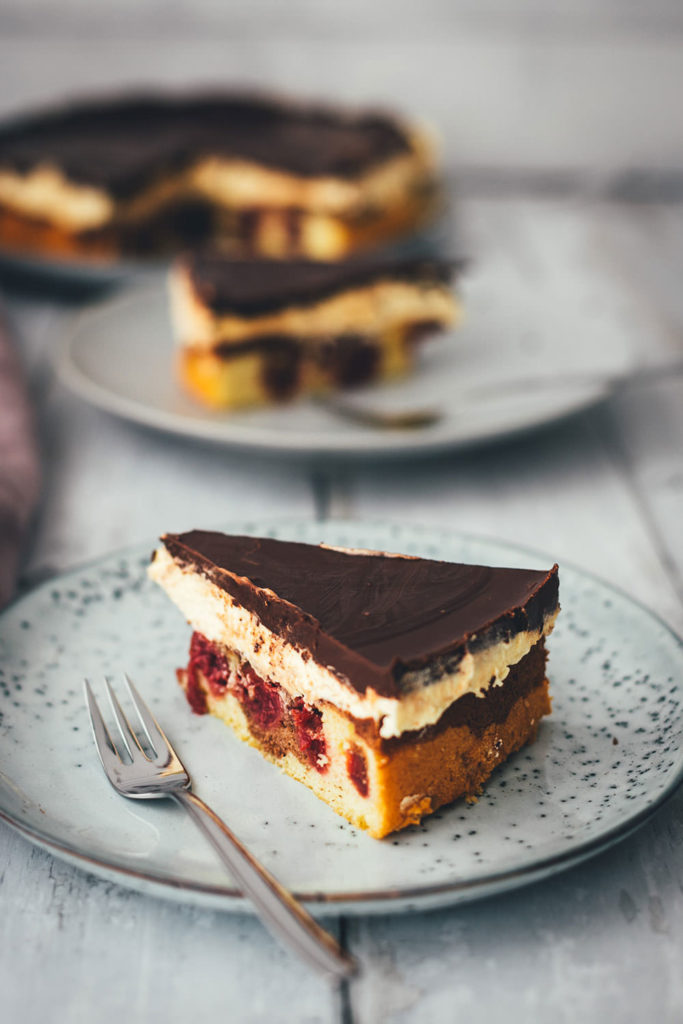 Hier gibt es das Rezept für eine leckere Donauwelle! Der Kuchenklassiker besteht aus einem hellen und dunklen Rührteig mit Schattenmorellen oder Kirschen, einer Pudding-Buttercreme und einer Schokoladen-Glasur. Der Kuchen benötigt etwas Ruhe- und Kühlzeit, ist aber super einfach zu backen! Ein absolutes Lieblingsrezept. | moeyskitchen.com