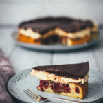 Hier gibt es das Rezept für eine leckere Donauwelle! Der Kuchenklassiker besteht aus einem hellen und dunklen Rührteig mit Schattenmorellen oder Kirschen, einer Pudding-Buttercreme und einer Schokoladen-Glasur. Der Kuchen benötigt etwas Ruhe- und Kühlzeit, ist aber super einfach zu backen! Ein absolutes Lieblingsrezept. | moeyskitchen.com