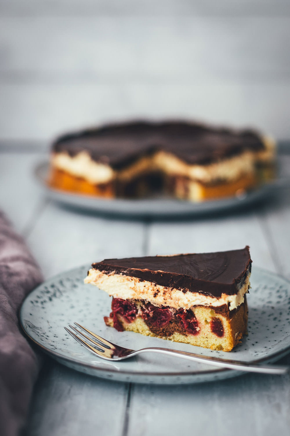 Hier gibt es das Rezept für eine leckere Donauwelle! Der Kuchenklassiker besteht aus einem hellen und dunklen Rührteig mit Schattenmorellen oder Kirschen, einer Pudding-Buttercreme und einer Schokoladen-Glasur. Der Kuchen benötigt etwas Ruhe- und Kühlzeit, ist aber super einfach zu backen! Ein absolutes Lieblingsrezept. | moeyskitchen.com