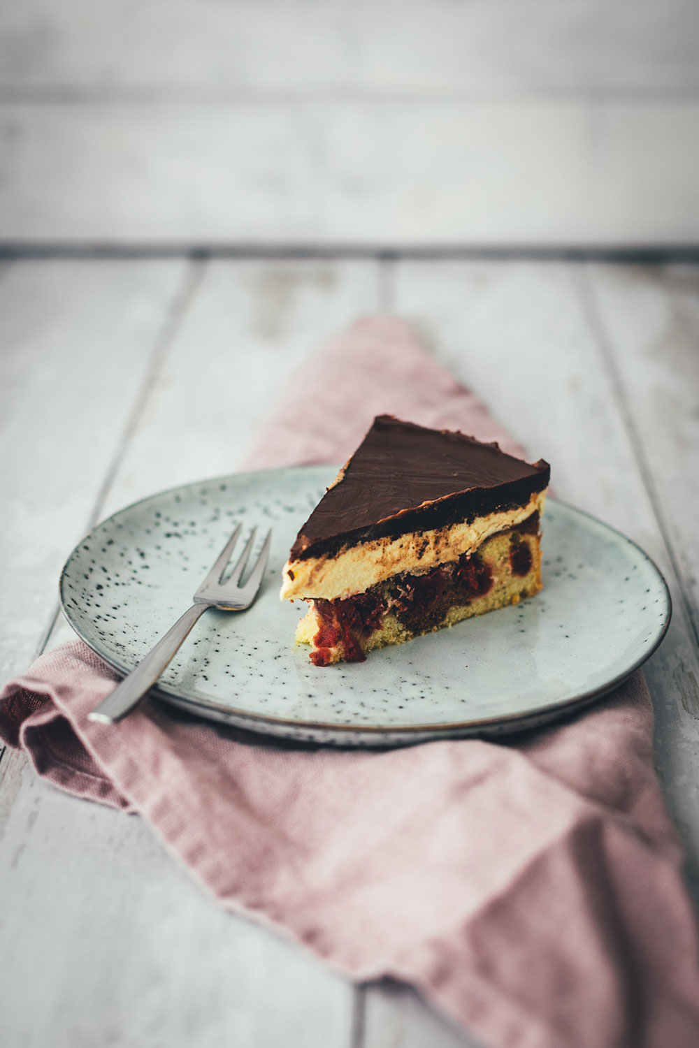Hier gibt es das Rezept für eine leckere Donauwelle! Der Kuchenklassiker besteht aus einem hellen und dunklen Rührteig mit Schattenmorellen oder Kirschen, einer Pudding-Buttercreme und einer Schokoladen-Glasur. Der Kuchen benötigt etwas Ruhe- und Kühlzeit, ist aber super einfach zu backen! Ein absolutes Lieblingsrezept. | moeyskitchen.com