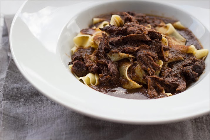 Ochsenschwanz-Ragout mit Bandnudeln
