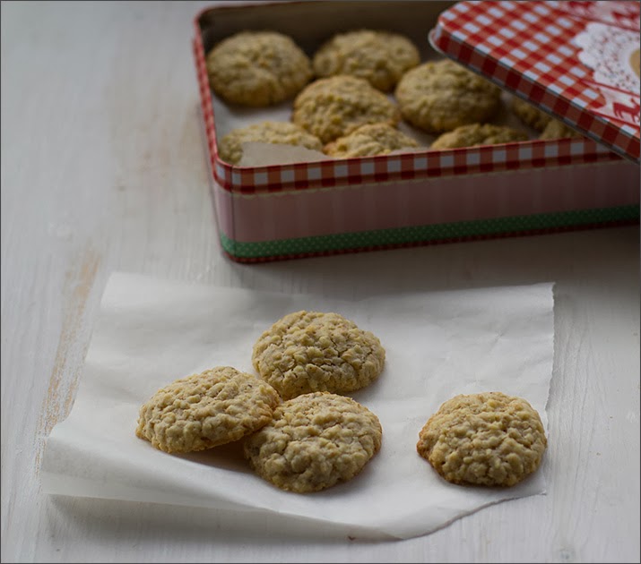 Haferflocken-Mandel-Kekse Weihnachtsplätzchen Kekse mit Haferflocken und Mandeln als Geschenk aus der Küche