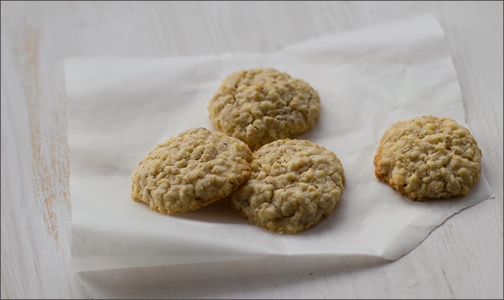 Haferflocken-Mandel-Kekse Weihnachtsplätzchen Kekse mit Haferflocken und Mandeln als Geschenk aus der Küche