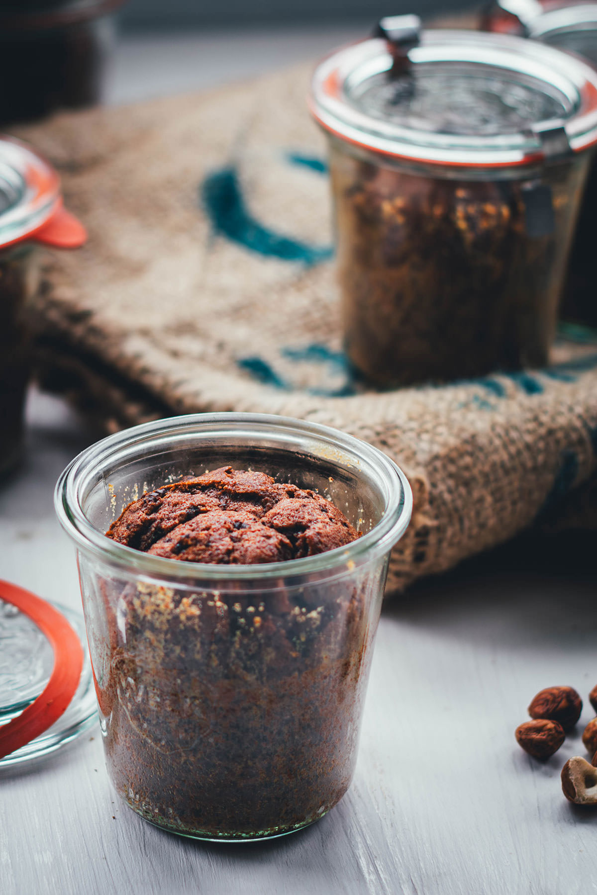 Rezept für einen leckeren Glaskuchen. Das ist ein in kleinen Portionen im Glas gebackener Kuchen. In hitzebeständigen Gläsern klappt das super einfach und man hat eine Portion frisch gebackenen Kuchen im Vorrat. Zum Beispiel als Geschenk aus der Küche oder zum Kaffee und Kuchen für den spontanen Besuch. Hier backe ich einen zur Adventszeit passenden Schoko-Gewürz-Kuchen als Glaskuchen | moeyskitchen.com