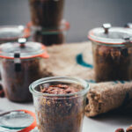 Rezept für einen leckeren Glaskuchen. Das ist ein in kleinen Portionen im Glas gebackener Kuchen. In hitzebeständigen Gläsern klappt das super einfach und man hat eine Portion frisch gebackenen Kuchen im Vorrat. Zum Beispiel als Geschenk aus der Küche oder zum Kaffee und Kuchen für den spontanen Besuch. Hier backe ich einen zur Adventszeit passenden Schoko-Gewürz-Kuchen als Glaskuchen | moeyskitchen.com
