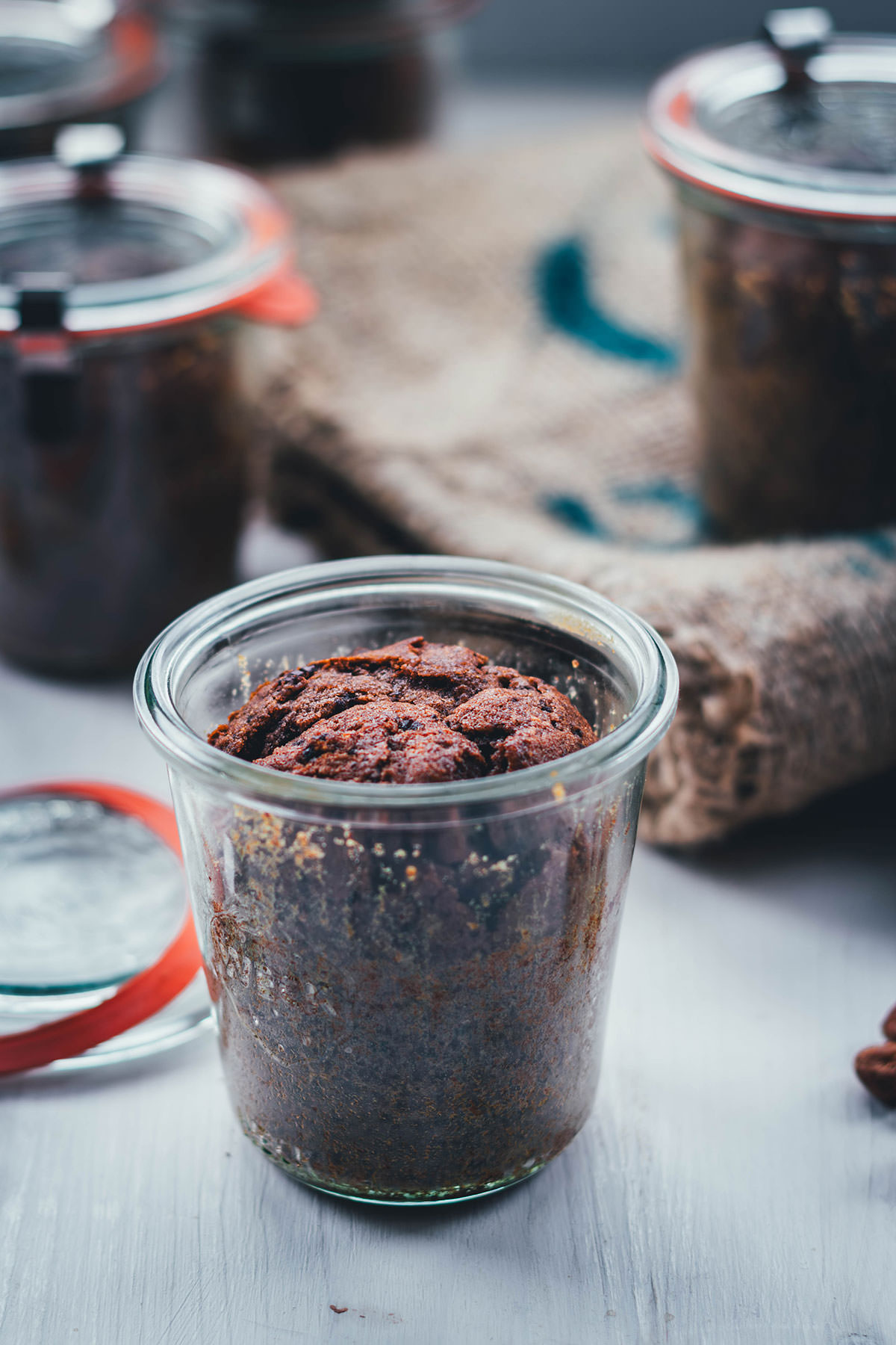 Rezept für einen leckeren Glaskuchen. Das ist ein in kleinen Portionen im Glas gebackener Kuchen. In hitzebeständigen Gläsern klappt das super einfach und man hat eine Portion frisch gebackenen Kuchen im Vorrat. Zum Beispiel als Geschenk aus der Küche oder zum Kaffee und Kuchen für den spontanen Besuch. Hier backe ich einen zur Adventszeit passenden Schoko-Gewürz-Kuchen als Glaskuchen | moeyskitchen.com