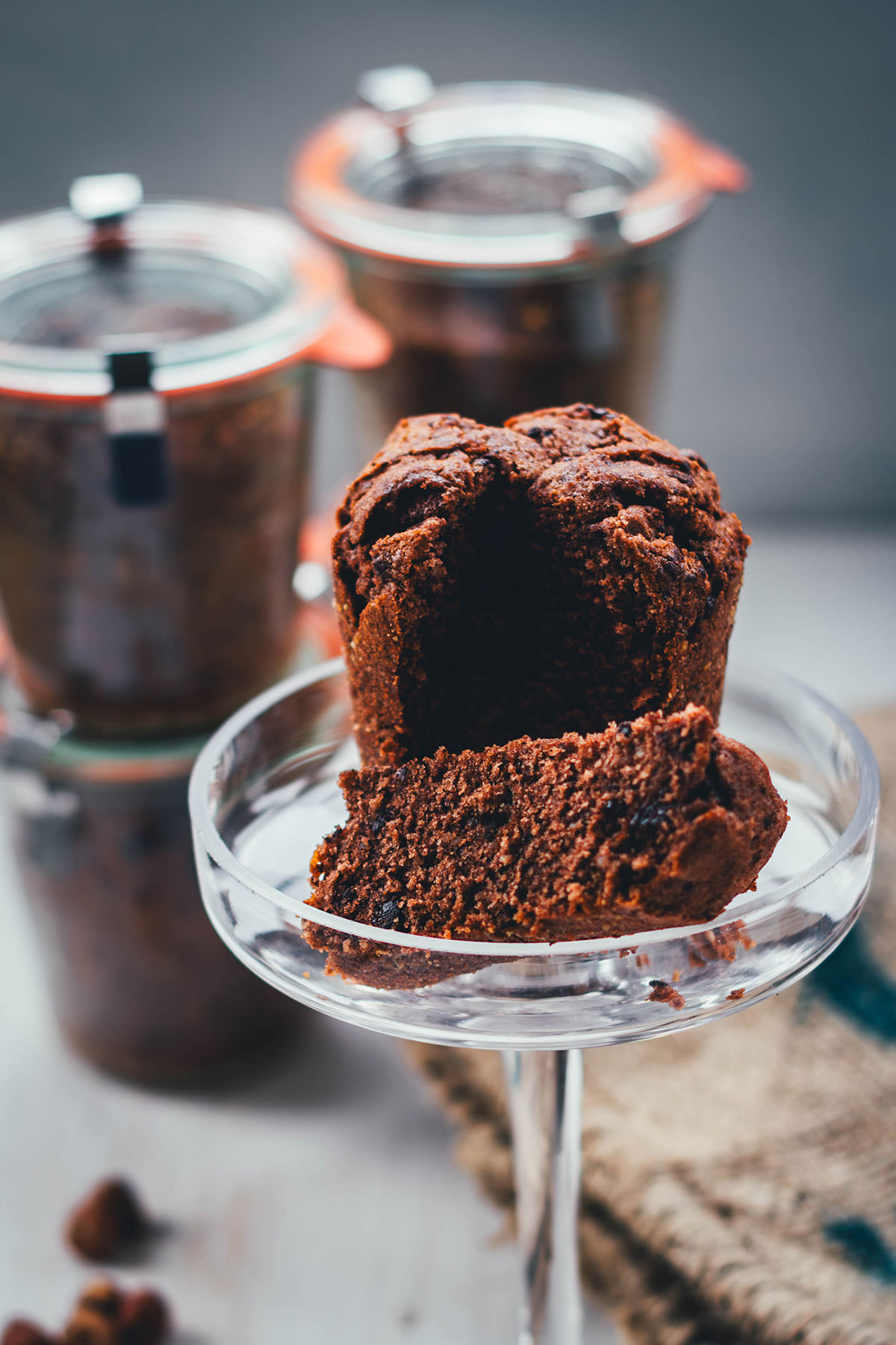 Rezept für einen leckeren Glaskuchen. Das ist ein in kleinen Portionen im Glas gebackener Kuchen. In hitzebeständigen Gläsern klappt das super einfach und man hat eine Portion frisch gebackenen Kuchen im Vorrat. Zum Beispiel als Geschenk aus der Küche oder zum Kaffee und Kuchen für den spontanen Besuch. Hier backe ich einen zur Adventszeit passenden Schoko-Gewürz-Kuchen als Glaskuchen | moeyskitchen.com