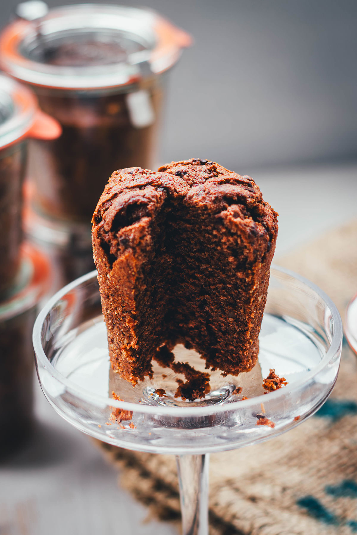 Rezept für einen leckeren Glaskuchen. Das ist ein in kleinen Portionen im Glas gebackener Kuchen. In hitzebeständigen Gläsern klappt das super einfach und man hat eine Portion frisch gebackenen Kuchen im Vorrat. Zum Beispiel als Geschenk aus der Küche oder zum Kaffee und Kuchen für den spontanen Besuch. Hier backe ich einen zur Adventszeit passenden Schoko-Gewürz-Kuchen als Glaskuchen | moeyskitchen.com