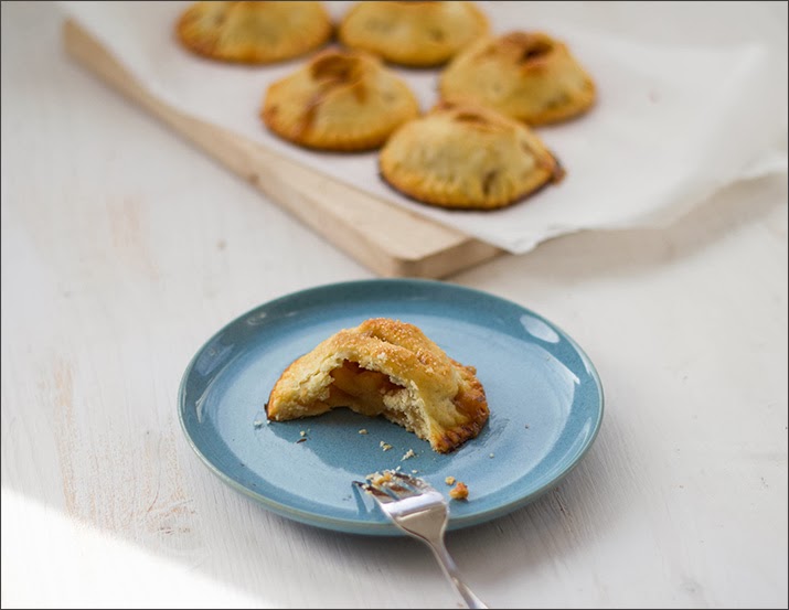 Mini Apple Hand Pies Kleine handliche Apple Pies als Kuchenportion auf dem Teller