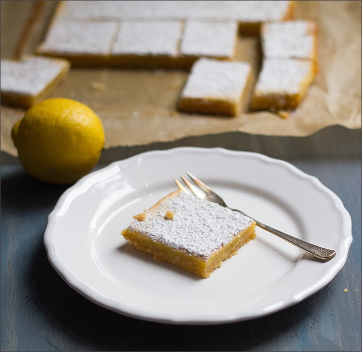 Lemon Square Bars angerichtete Lemon Square Bars auf einem Teller