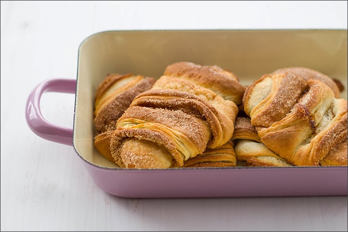 Franzbrötchen zum Sonntagsfrühstück Mehrere Franzbrötchen in einer Auflaufform