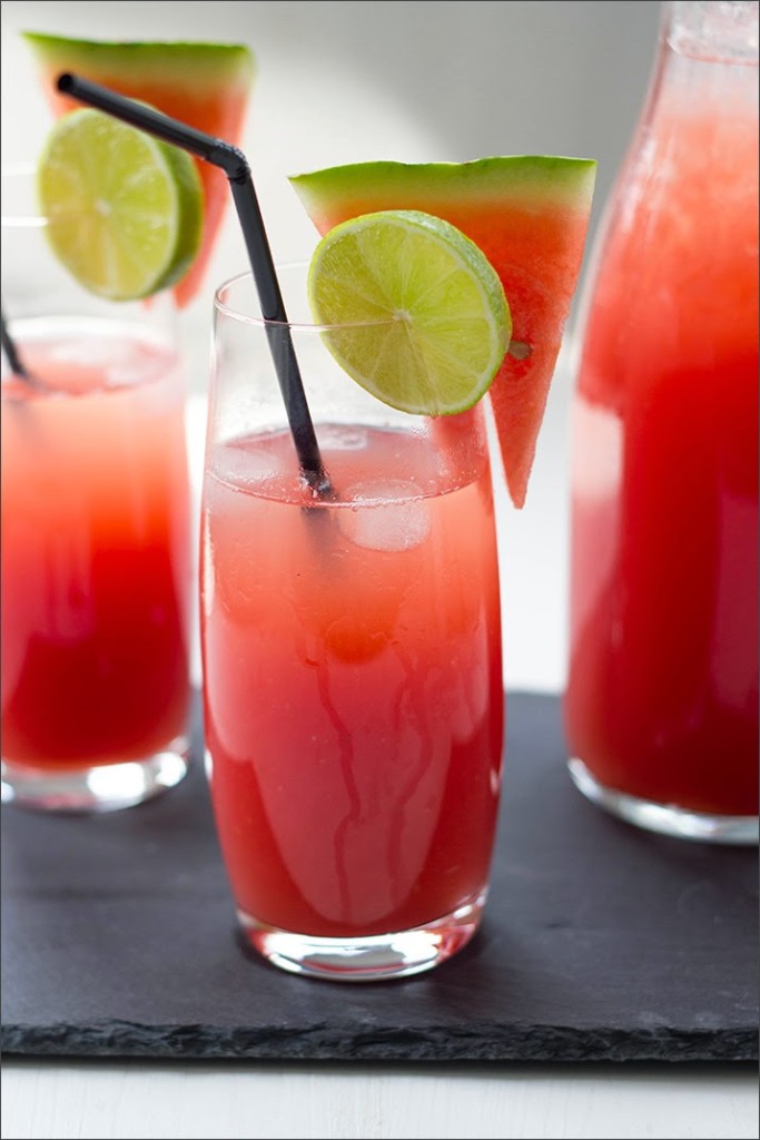 zwei Gläser und eine Flasche mit frischer Wassermelonen-Limonade