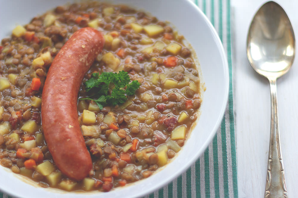 Rezept für deftige Linsensuppe | selbst gemacht mit frischem Gemüse, Speck und Mettenden | moeyskitchen.com