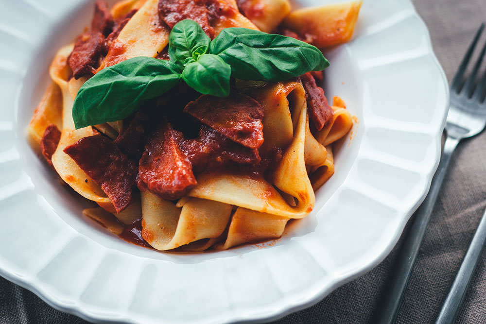 Rezept für würzige Pasta mit schneller Chorizo-Tomatensauce | moeyskitchen.com #pasta #tomatensauce #chorizo #kochen #rezepte #foodblogger #schnellerezepte