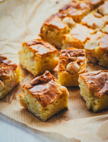 Rezept für saftige Blondies mit weißer Schokolade und gesalzenen Macadamias. Das sind quasi goldbraune Brownies ohne dunkle Schokolade, mit karamelligem Geschmack. Schnell gemacht aus nur wenigen Zutaten. Ein echtes Standardrezept! | moeyskitchen.com
