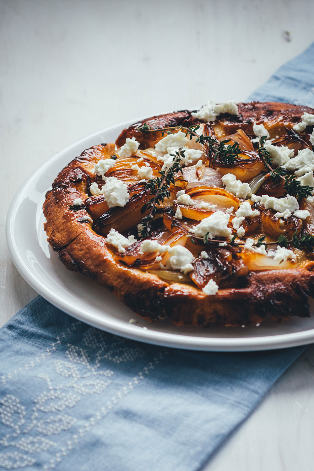 Rezept für Schalotten-Tarte-Tatin | herzhafte Tarte Tatin mit knusprigem Mürbeteigboden, Feta und Thymian | moeyskitchen.com #tartetatin #tarte #rezepte #foodblogger #vegetarisch #backen #backrezepte 