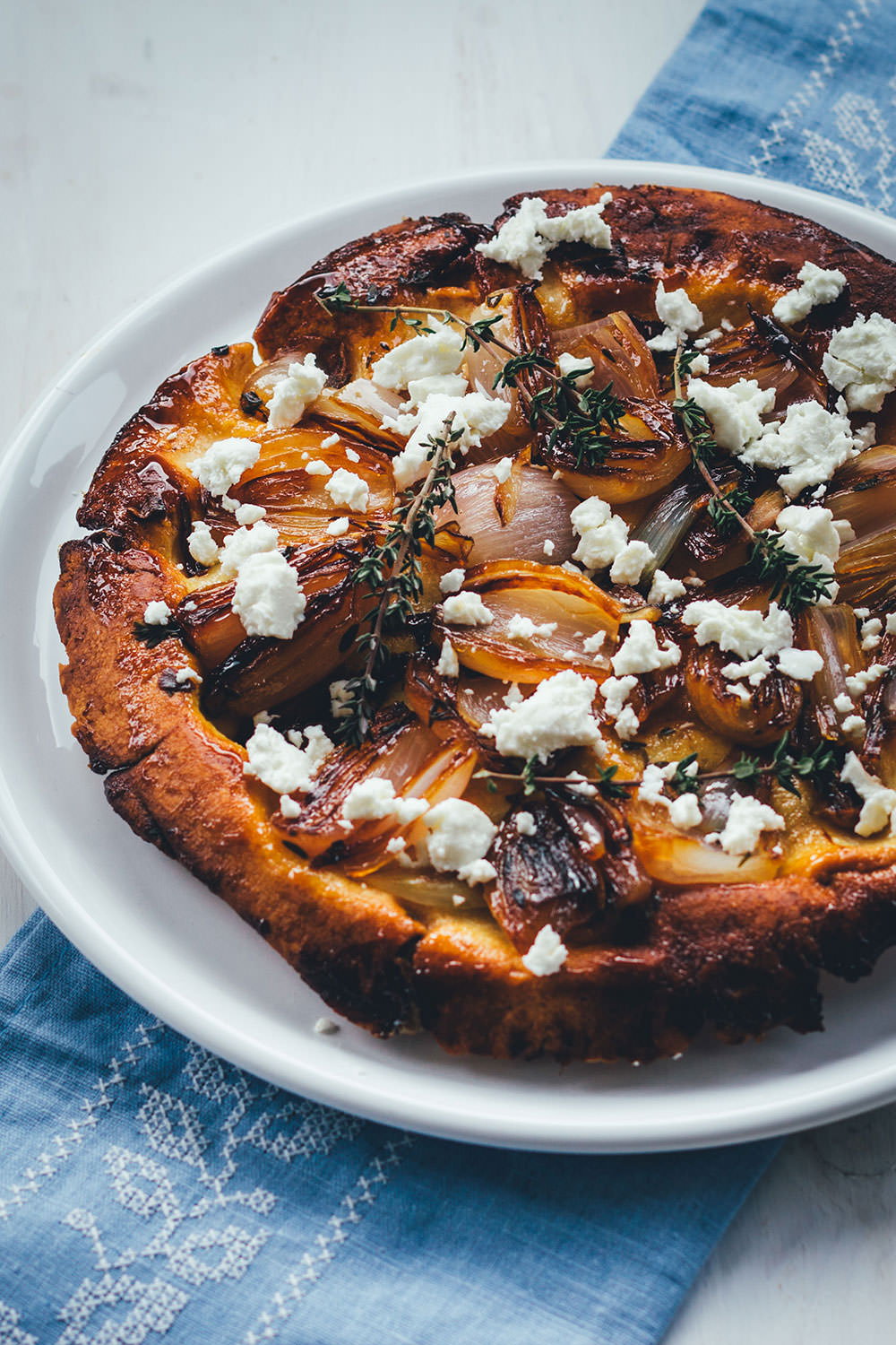 Rezept für Schalotten-Tarte-Tatin | herzhafte Tarte Tatin mit knusprigem Mürbeteigboden, Feta und Thymian | moeyskitchen.com #tartetatin #tarte #rezepte #foodblogger #vegetarisch #backen #backrezepte
