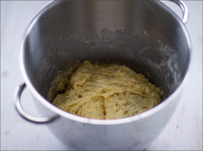 vorbereiteter Waffelteig in der Rührschüssel der Küchenmaschine