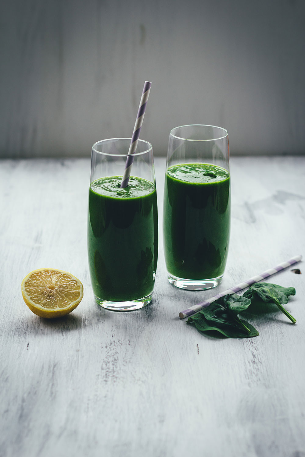Einsteiger-Rezept für grünen Smoothie | Grüner Smoothie mit Spinat, Banane, Mango und Ingwer | gesund, voller Vitamine und einfach selbst zu machen | moeyskitchen.com #grünersmoothie #gruenersmoothie #smoothie #smoothies #rezepte #foodblogger #detox #vegan #healthychoices #gutevorsätze #drinks #getränke #spinatsmoothie #spinat